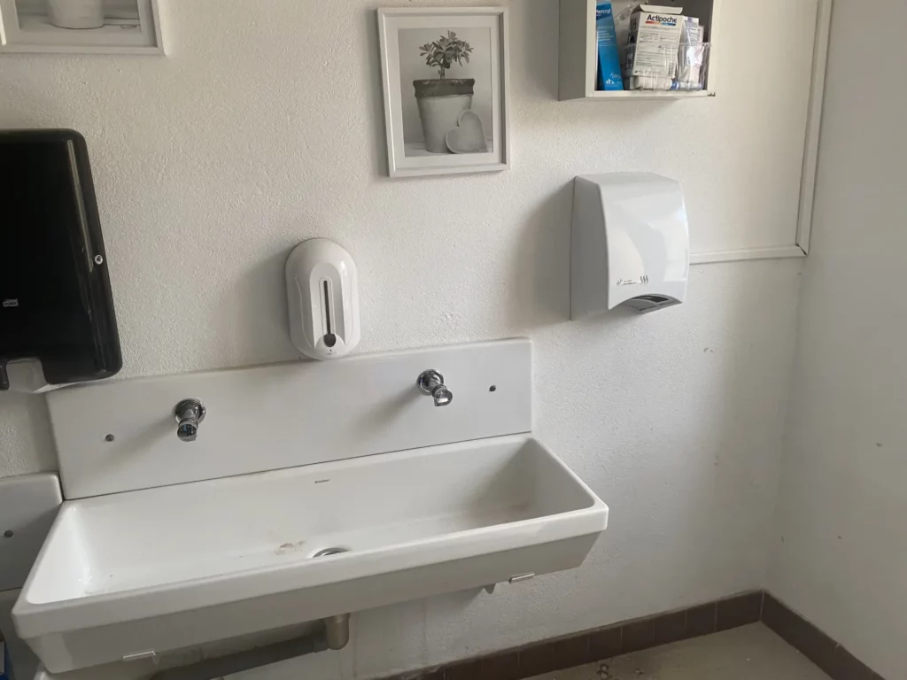 Installation d’un sèche main pour une école